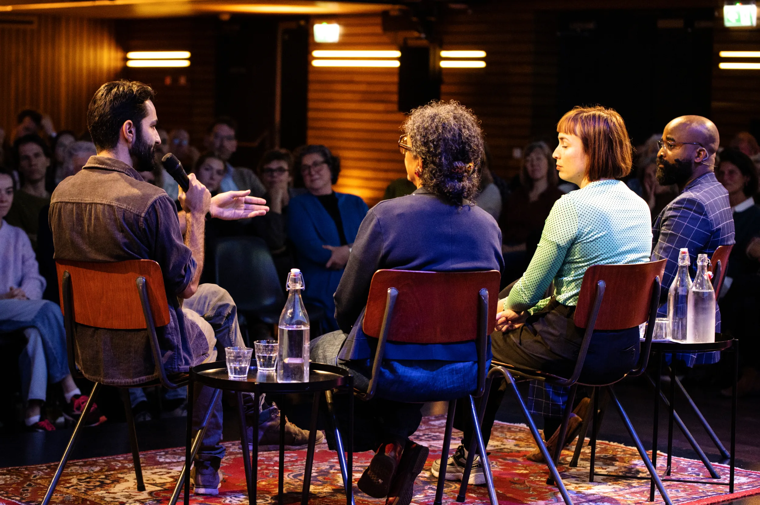 Kiza Magendane in dialoog met een groep